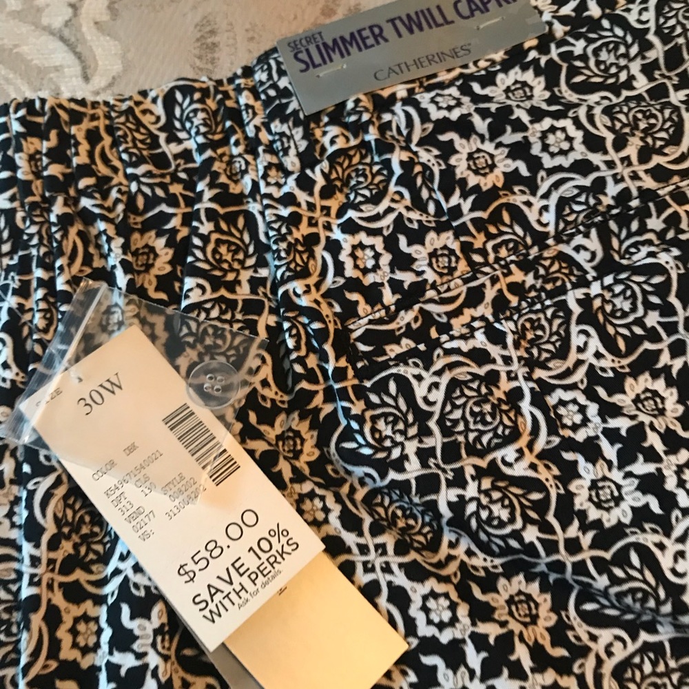 30 30W NWT Catherine’s twill black print capris